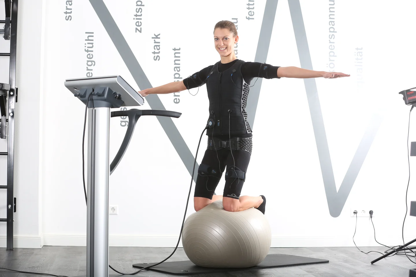 Balanceübung auf dem Gymnastikball mit EMS