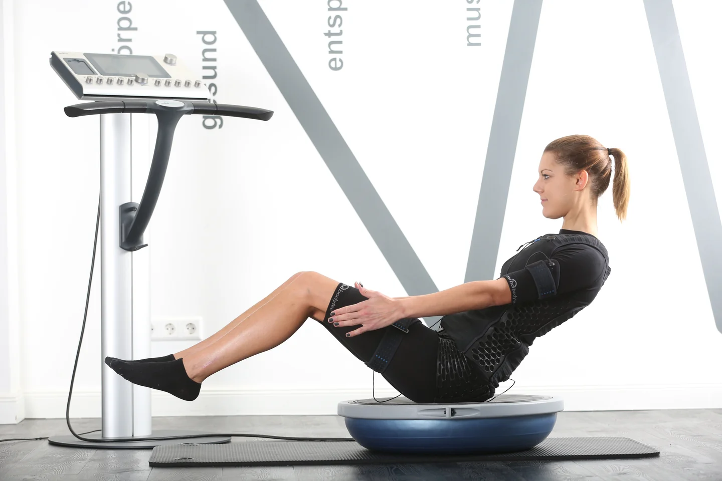 Rumpfübung auf einem Balancekissen mit angehobenen Beinen